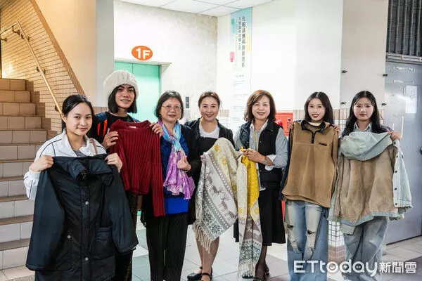 ▲嘉藥粧品系發起冬衣募集活動，短時間內募得近 500 件外套與毛衣，學生們開心挑選。（記者林東良翻攝，下同）