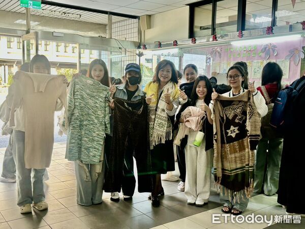 ▲嘉藥粧品系發起冬衣募集活動，短時間內募得近 500 件外套與毛衣，學生們開心挑選。（記者林東良翻攝，下同）