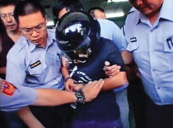 陳女（中）在偵訊過程說詞反覆，還企圖擾亂警方偵辦方向。（東森新聞提供）