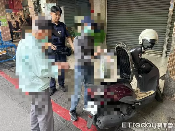 ▲東港警方幫黃姓夫婦找到機車。（圖／記者陳崑福翻攝）