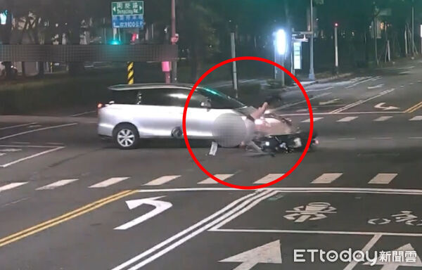 ▲▼ 高雄休旅車闖紅燈！路口猛撞「無照長腿妹」畫面曝　機車秒變廢鐵。（圖／記者賴文萱翻攝）