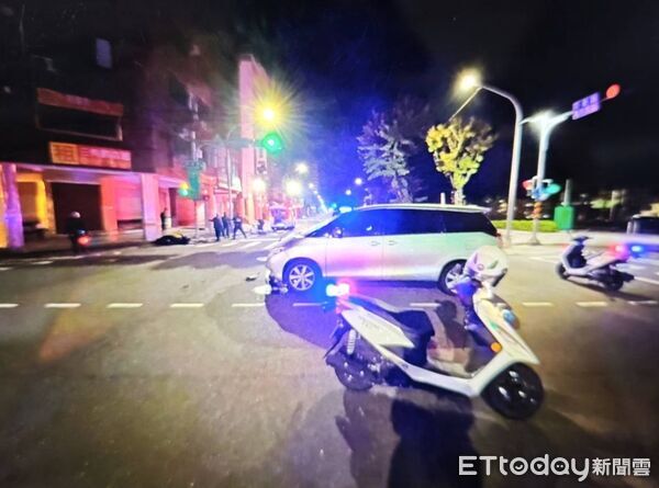 ▲▼ 高雄休旅車闖紅燈！路口猛撞「無照長腿妹」畫面曝　機車秒變廢鐵。（圖／記者賴文萱翻攝）