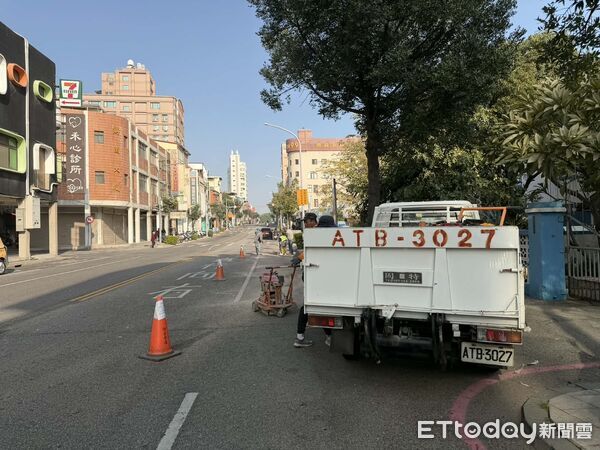 ▲縣府公告今日開始進行標線刨除、劃設改善作業。（圖／記者鄭逢時攝）