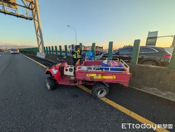 ▲▼87歲阿公開農用機具逆向上國道釀成追撞。（圖／記者游芳男翻攝，下同）