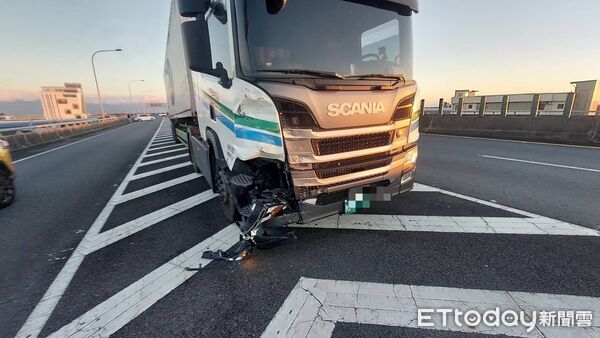 ▲▼87歲阿公開農用機具逆向上國道釀成追撞。（圖／記者游芳男翻攝，下同）