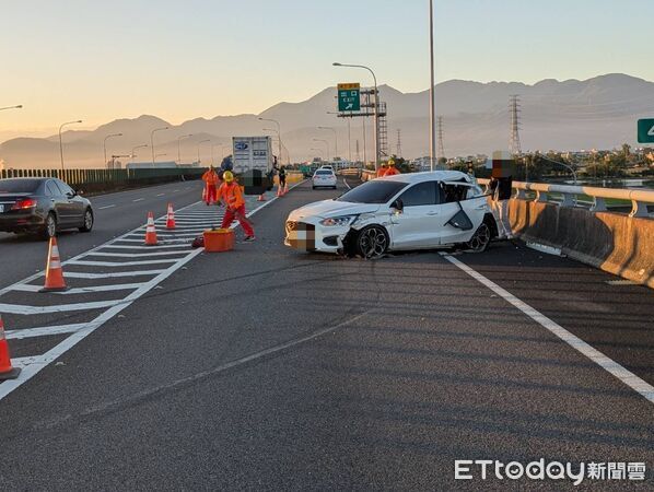 ▲▼87歲阿公開農用機具逆向上國道釀成追撞。（圖／記者游芳男翻攝，下同）