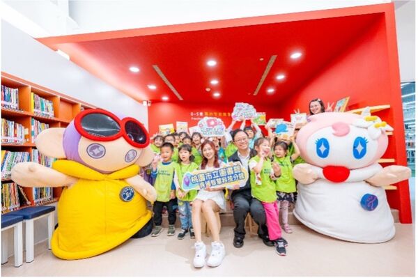 ▲導入AI機器人 ！青埔智慧科技分館正式啟用　六大設施創造閱讀新體驗。（圖／桃園市政府）