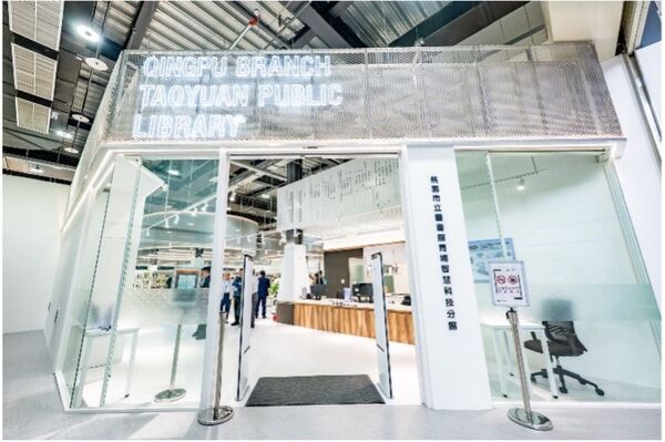 ▲導入AI機器人 ！青埔智慧科技分館正式啟用　六大設施創造閱讀新體驗。（圖／桃園市政府）