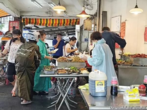 ▲▼在地人必吃15元肉燥飯。（部落客darren提供）