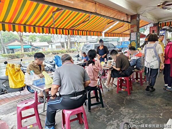 ▲▼在地人必吃15元肉燥飯。（部落客darren提供）