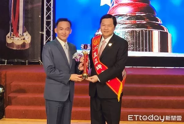 ▲王正坤醫師獲頒「2025年全國好人好事代表八德獎」，肯定其長年投入醫療公益與教育捐助。（記者林東良翻攝，下同）