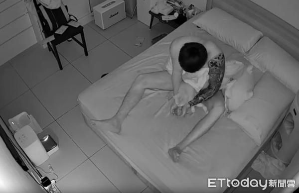 奴才秒接嘔吐物。（圖／飼主阿彥提供）