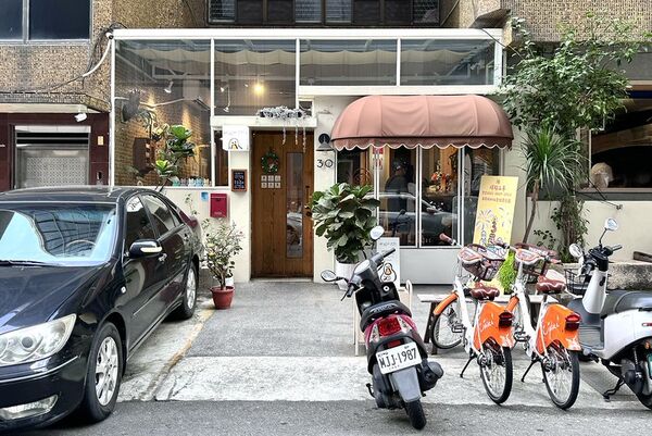 ▲▼高雄鴨肉油飯薑味十足，芋頭排骨湯鮮濃夠味。（圖／部落客小虎提供）