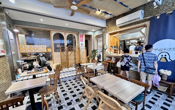 ▲▼高雄鴨肉油飯薑味十足，芋頭排骨湯鮮濃夠味。（圖／部落客小虎提供）