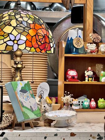 ▲▼高雄鴨肉油飯薑味十足，芋頭排骨湯鮮濃夠味。（圖／部落客小虎提供）