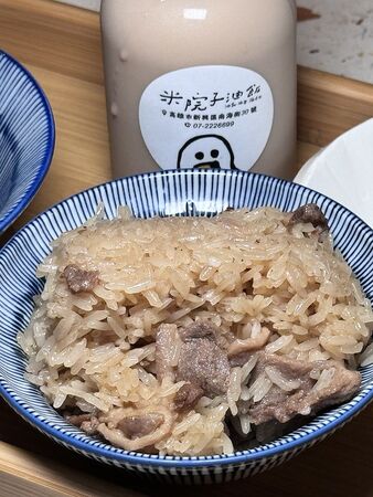 ▲▼高雄鴨肉油飯薑味十足，芋頭排骨湯鮮濃夠味。（圖／部落客小虎提供）