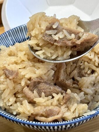 ▲▼高雄鴨肉油飯薑味十足，芋頭排骨湯鮮濃夠味。（圖／部落客小虎提供）