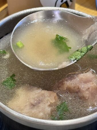 ▲▼高雄鴨肉油飯薑味十足，芋頭排骨湯鮮濃夠味。（圖／部落客小虎提供）