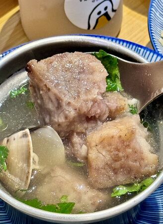 ▲▼高雄鴨肉油飯薑味十足，芋頭排骨湯鮮濃夠味。（圖／部落客小虎提供）
