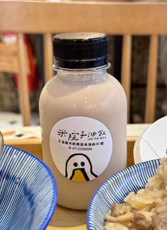 ▲▼高雄鴨肉油飯薑味十足，芋頭排骨湯鮮濃夠味。（圖／部落客小虎提供）