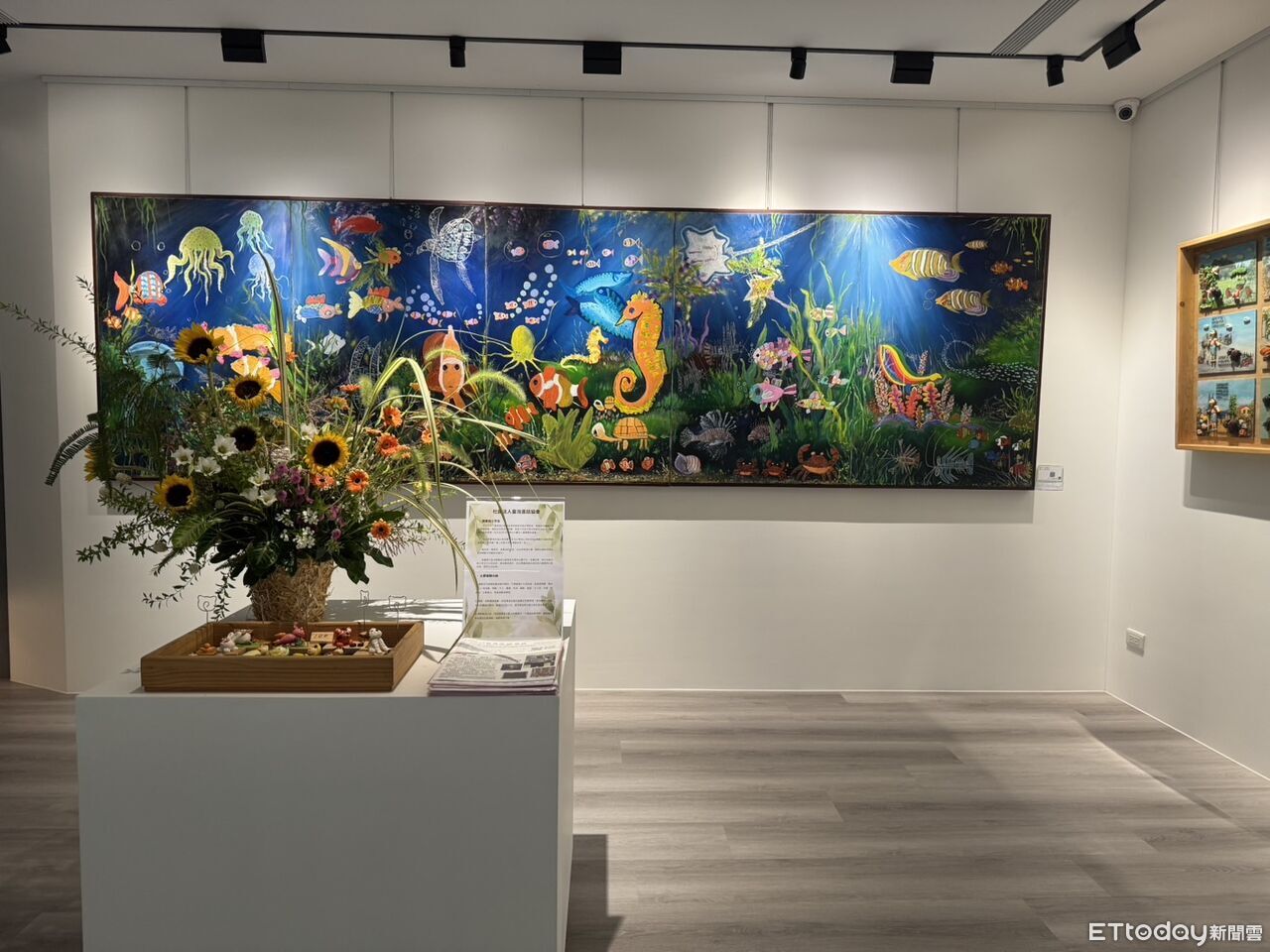 售屋中心變身「小美術館」 弱勢孩子的畫走進人群、走進生活