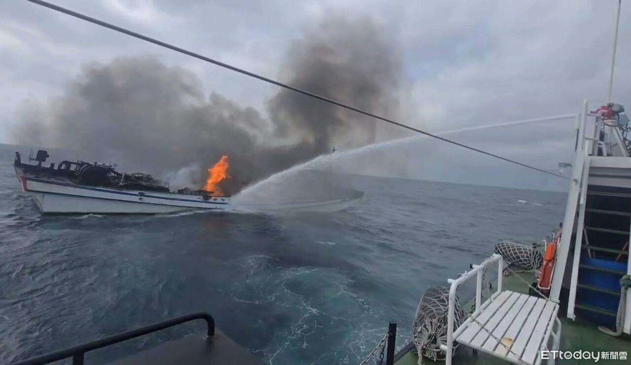安平外海21浬漁船突起火！4船員緊急轉移　海巡雙艇灌水2小時撲滅