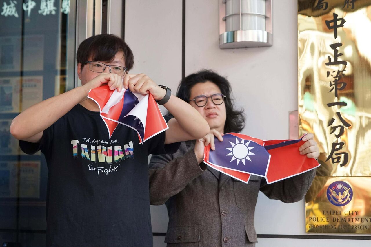 光復節撕國旗被傳喚 基進黨主席警局前「再撕一次」:非我國家