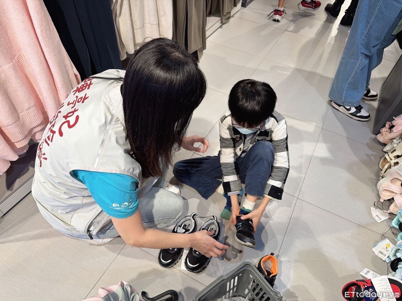 花蓮11校70名清寒生添新衣 陳亭妃、陳怡珍攜手企業助災後弱勢