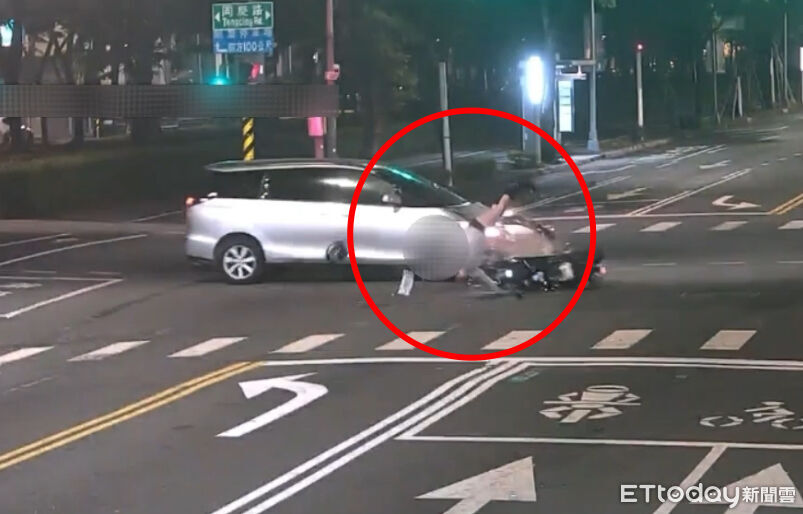 休旅車闖紅燈!「無照長腿妹」挨撞滾地畫面曝...機車秒變廢鐵