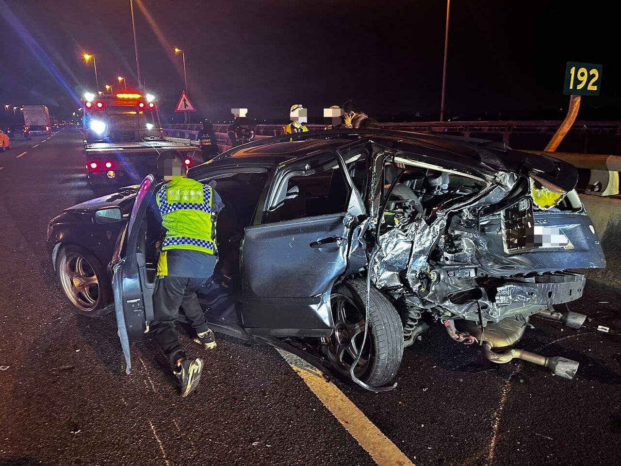 國3南和美段驚險追撞!轎車輪胎打滑停中線 後車直撞釀4傷