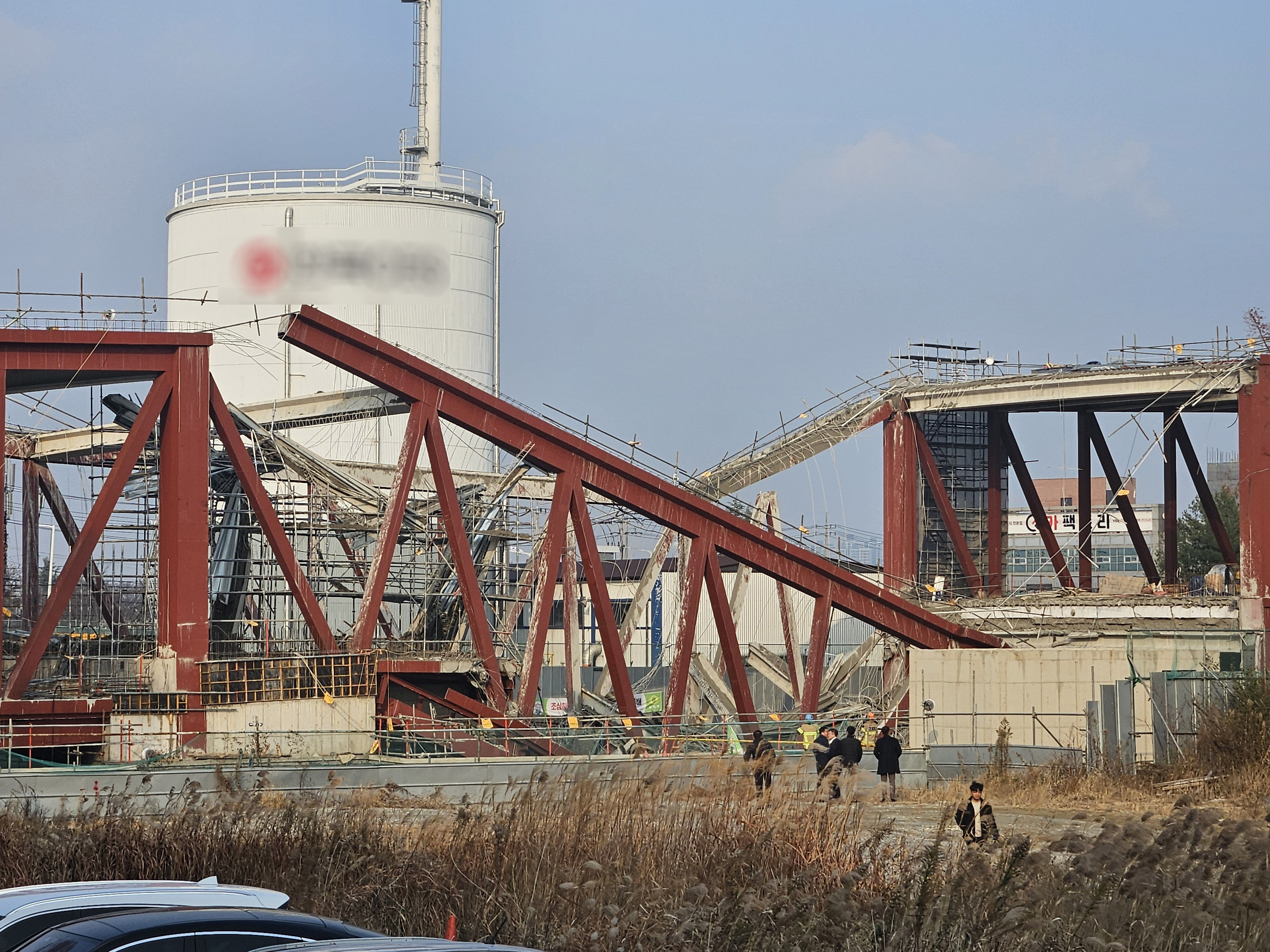 ▲▼位於南韓光州廣域市西區治平洞、正在興建中的「光州代表圖書館」，11日鋼鐵結構崩塌。（圖／達志影像／newscom）