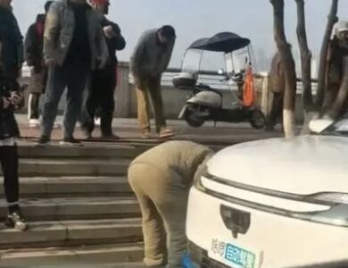 陸智駕無人車闖禍！兩行人被壓車底　民眾急搬車CPR救人