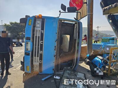 小琉球水泥車過彎翻覆！高速撞爛路邊3車　路人逃劫驚悚畫面曝