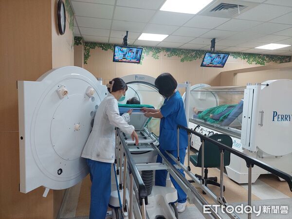 ▲苗栗市今天凌晨發生5名聯合大學學生疑似一氧化碳中毒案，接受高壓氧治療後都已脫險。（圖／大千醫院提供）