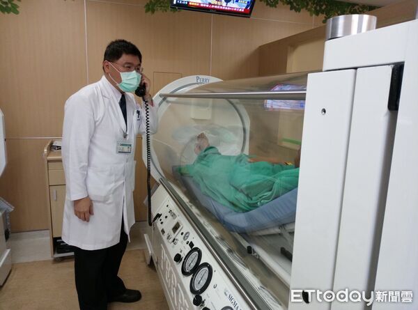 ▲苗栗市今天凌晨發生5名聯合大學學生疑似一氧化碳中毒案，接受高壓氧治療後都已脫險。（圖／大千醫院提供）