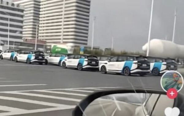 ▲哈囉Robotaxi在湖南株洲街道上出現安全上的問題，壓倒兩名行人。（圖／翻攝微博）