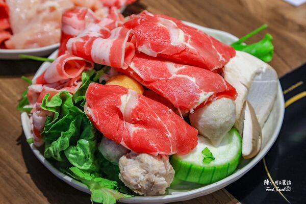 ▲▼涮飽飽石頭火鍋。（圖／部落客陳小可的吃喝玩樂授權提供）