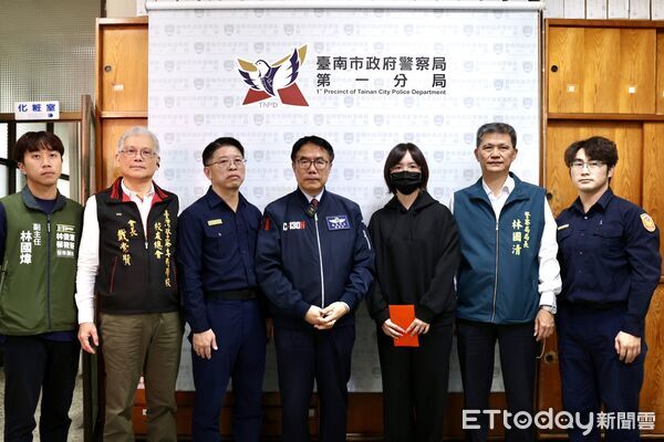 ▲黃偉哲市長前往德高派出所慰問遭斧頭攻擊的黃姓員警，關切傷勢並致贈慰問金。（圖／記者林東良翻攝，下同）