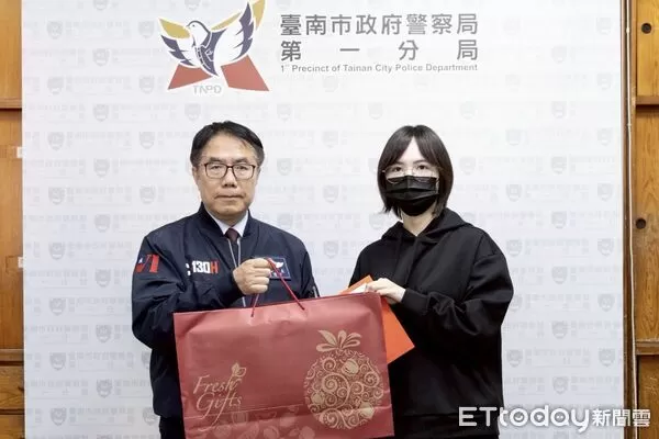▲黃偉哲市長前往德高派出所慰問遭斧頭攻擊的黃姓員警，關切傷勢並致贈慰問金。（圖／記者林東良翻攝，下同）