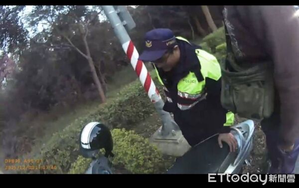 ▲金門通緝犯騎車搖搖晃晃被逮。（圖／記者鄭逢時翻攝，下同）