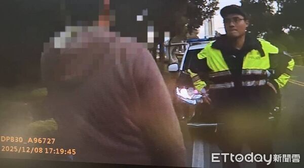 ▲金門通緝犯騎車搖搖晃晃被逮。（圖／記者鄭逢時翻攝，下同）