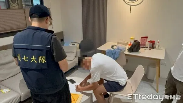 ▲刑事局逮捕與詐團勾結的土地代書陳女及查扣相關單據。（圖／記者張君豪翻攝）