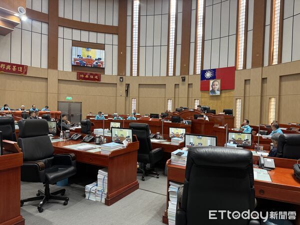 ▲金門議會爆請假潮！觀光處長喊「閃到腰」沒現身，金門縣議會定期會官員出席畫面。（圖／記者鄭逢時攝，下同）