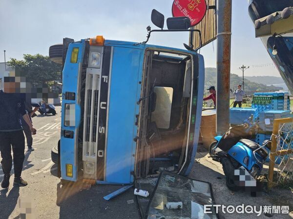 ▲小琉球大貨車翻覆。（圖／記者陳崑福翻攝）