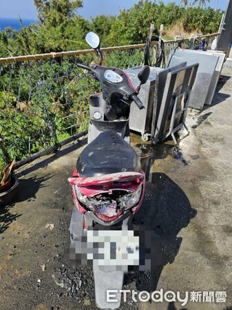 ▲小琉球大貨車翻覆。（圖／記者陳崑福翻攝）