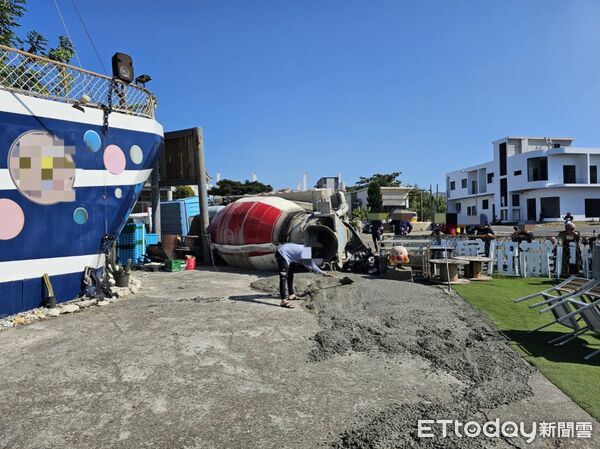 ▲小琉球大貨車翻覆。（圖／記者陳崑福翻攝）