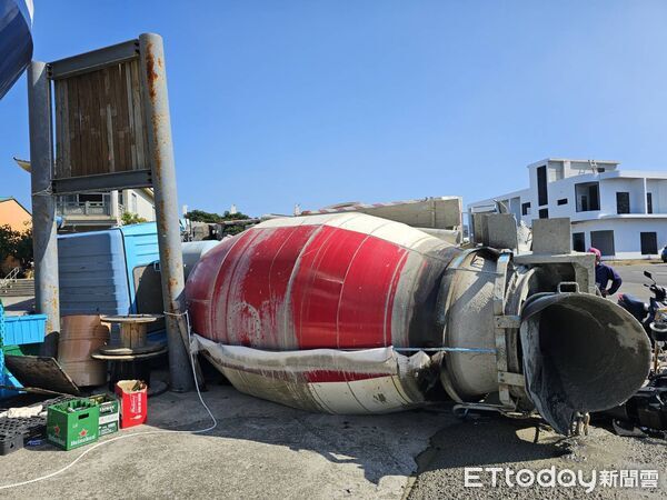 ▲小琉球大貨車翻覆。（圖／記者陳崑福翻攝）