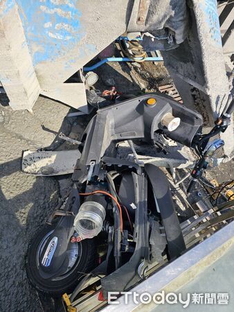 ▲小琉球大貨車翻覆。（圖／記者陳崑福翻攝）