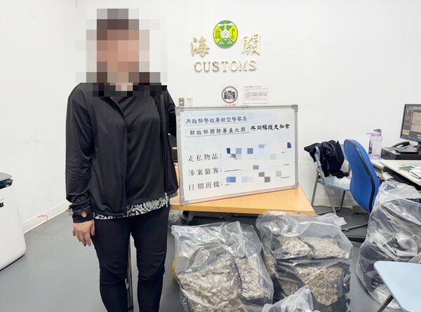 ▲吳姓女子今年10月間自泰國曼谷來台，入境桃園機場第一航廈時，託運行李被查出夾藏30餘包第二級毒品大麻花，總重量高達16.22公斤，市值初估逾3千萬元。（圖／航警局提供）