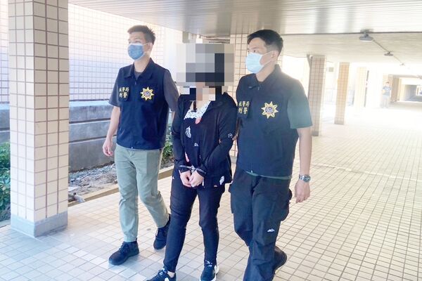 ▲吳姓女子為愛幫忙運送第二級毒品大麻花，偵訊後被航警移送桃園地檢署偵辦。（圖／航警局提供）